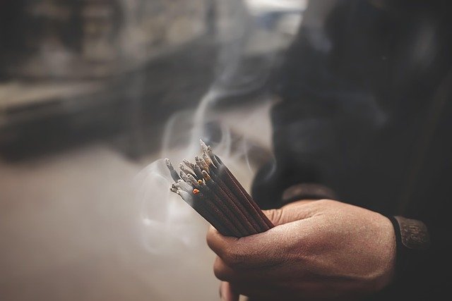 El uso del incienso y los aromas en rituales de purificación